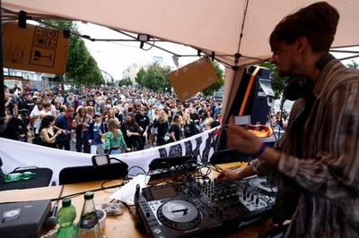 アウトバーン延長でクラブ存続の危機 音楽とダンスで抗議 独ベルリン