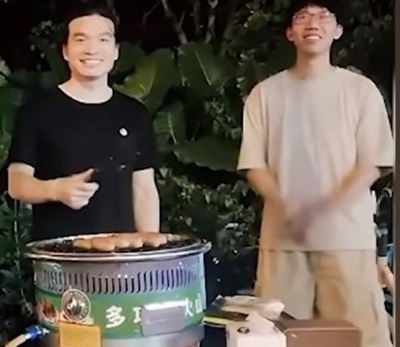 大学院生が屋台で焼きソーセージを販売:ストレス解消と安眠効果抜群=中国広州市