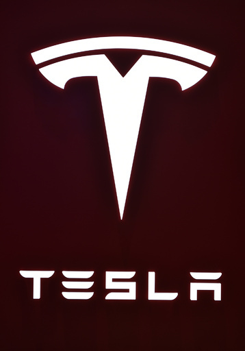 自動運転中に死亡事故のテスラ車、制限速度を超過 当局の初期調査