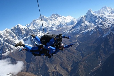 多発性硬化症の仏男性、エベレスト上空からスカイダイブ成功
