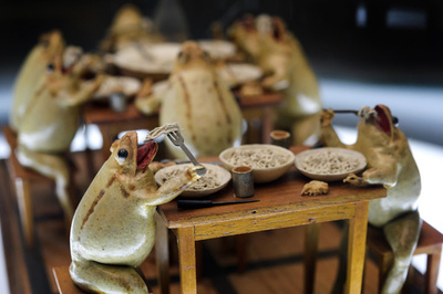 よく見るとかわいい？ カエルの剥製で人間の暮らしを再現する博物館 スイス
