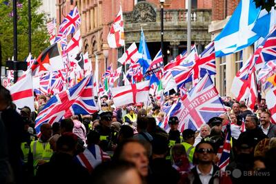 英首相、人種的威圧を容認せず ロンドンでの大規模極右集会受け