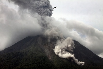 インドネシア・シナブン山が噴火、9月以降頻発