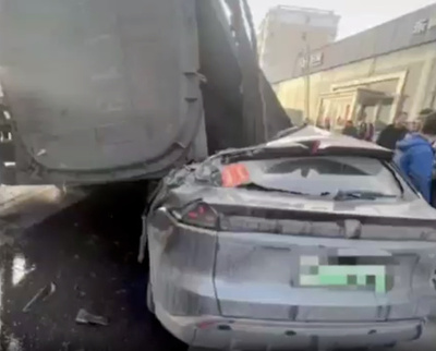 石炭49トン積載のトラックが乗用車と衝突 乗用車内の3人は無事で翌日同じ車種を注文 中国