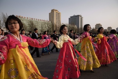 北朝鮮で集団ダンス、故金正日氏の委員長就任25周年祝い