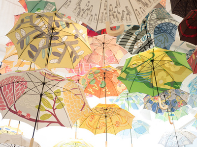 ユーモア溢れるテキスタイルを展示、鈴木マサル展覧会24日まで