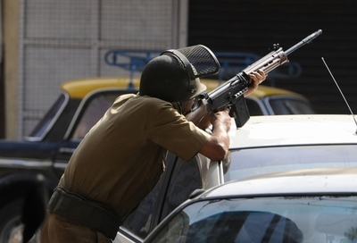 かつらで身長かさ上げ、どうしても警官になりたかった男 インド