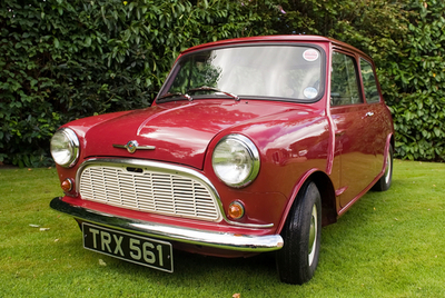英小型車「ミニ」、27日に誕生50周年