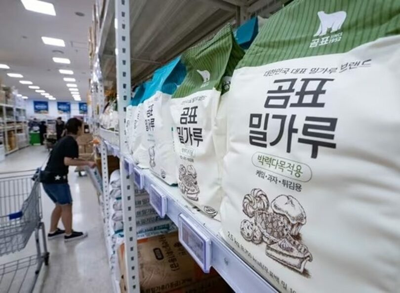 ソウル市内の大型スーパーに並ぶ大韓製粉の小麦粉製品(c)news1