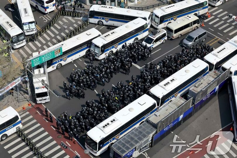 4日午前、憲法裁判所周辺では、警察が防護服を着用して警備にあたった(c)news1