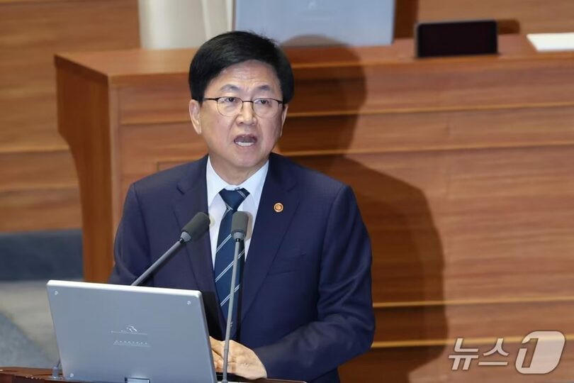 14日、ソウル・国会で開かれた本会議の政府質疑で答弁するチェ・ギョジン（崔教振）教育相(c)news1