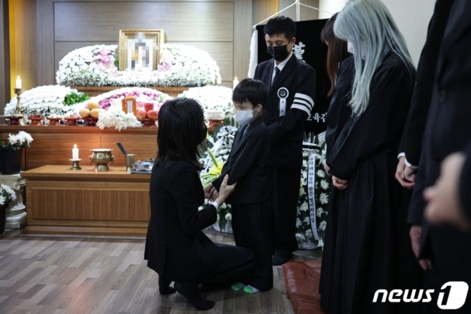 犠牲者の弟を慰めるキム・ゴニ（金建希）氏（大統領室提供）(c)news1