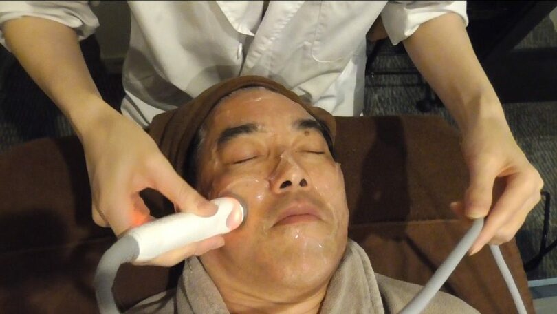 ソニックによる施術の様子(c)KOREA WAVE