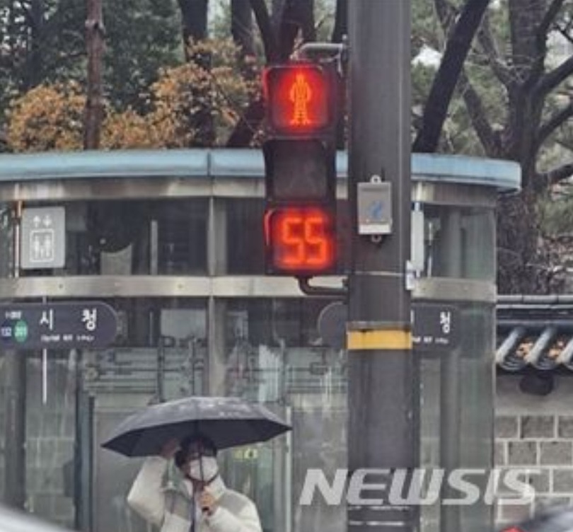 「赤信号」の残り時間を知らせる信号機＝ソウル市提供(c)NEWSIS