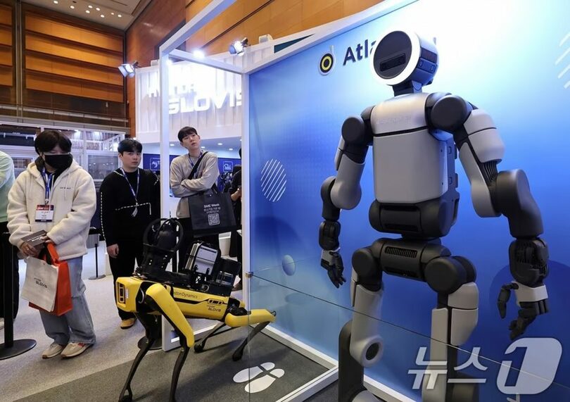 2026スマート工場・自動化産業展（AW 2026）で展示されたアトラス量産型モデル(c)news1