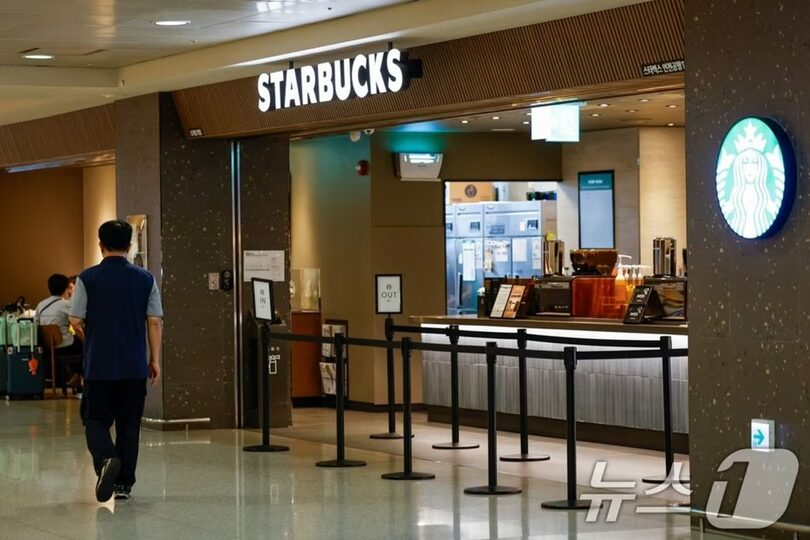 24日、仁川空港のスターバックス前を通る市民(c)news1