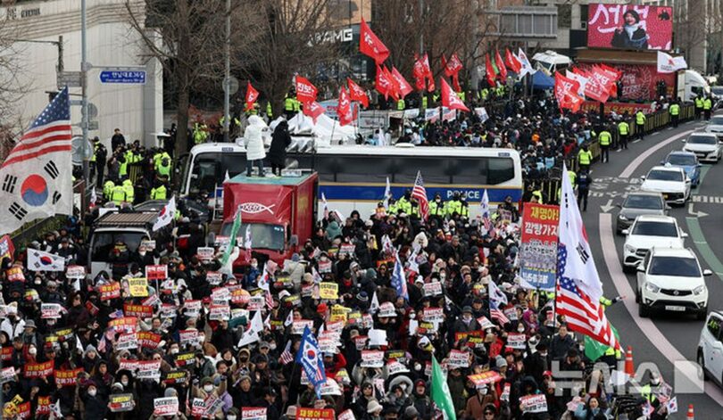 2024年12月25日、ソウル龍山区の大統領官邸近くで、警察車両を挟み保守団体と進歩系団体がそれぞれ集会を開いた(c)NEWSIS