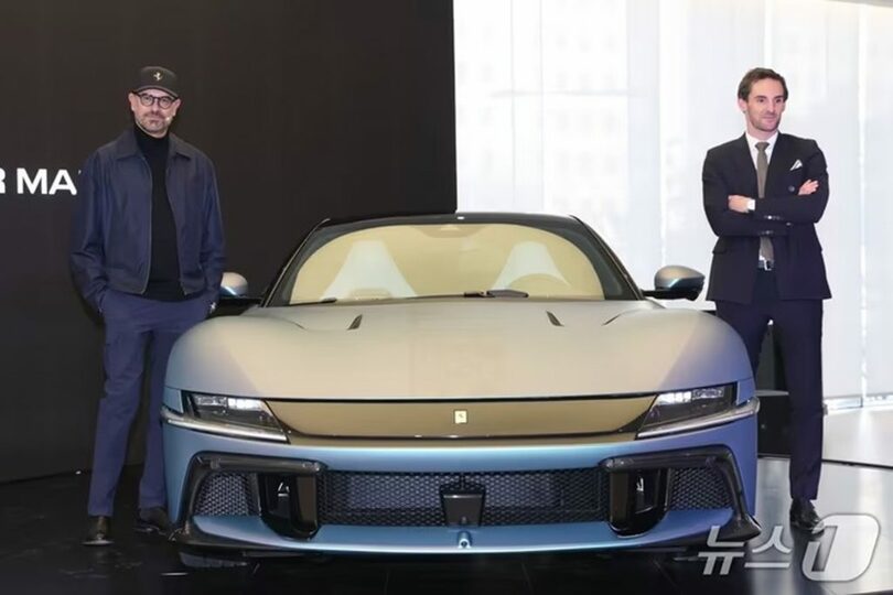 フェラーリ「12チリンドリ・テーラーメイド」を披露するティボ・ドゥサラ フェラーリ・コリア代表（右）とフラビオ・マンツォーニ最高デザイン責任者(c)news1