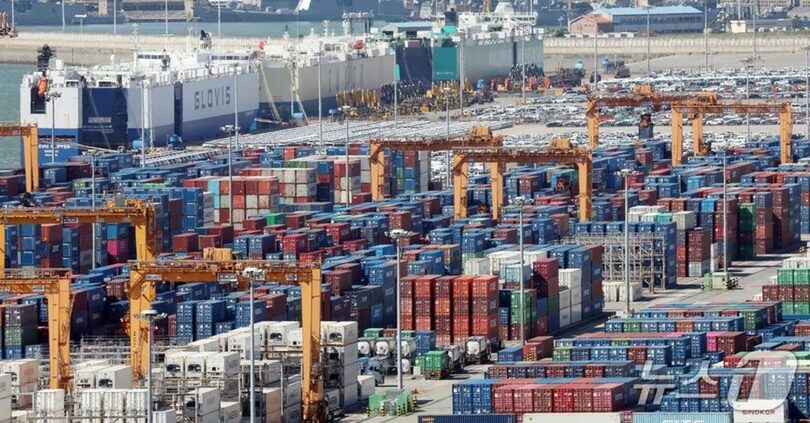 韓国・京畿道平沢市の平沢港に積まれた輸出用コンテナ＝2026年10月1日(c)news1