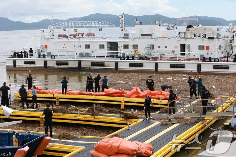 記録的な豪雨により海岸へ押し寄せた海洋ごみを取り除く韓国・木浦海洋警察＝木浦海警提供(c)news1