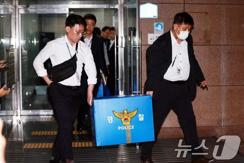 11日、ソウル松坡区選挙管理委員会の捜索を終え、押収品の箱を持って移動する捜査官(c)news1