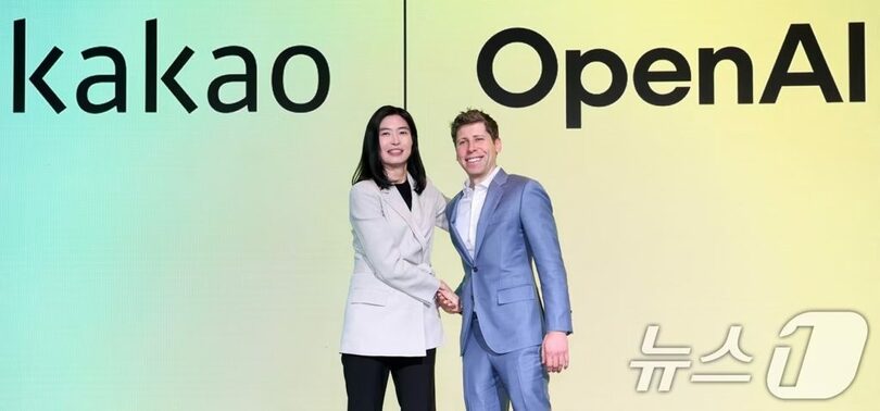 2025年2月4日、カカオのチョン・シナ代表(左)とChatGPT開発元・オープンAIのサム・アルトマンCEO(c)news1