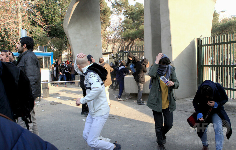 イランで反政府デモ続く 2人死亡、ソーシャルメディア遮断