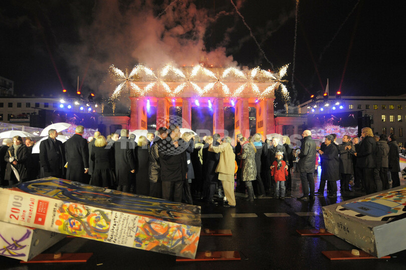 「ベルリンの壁」崩壊20年を祝う巨大ドミノ倒し