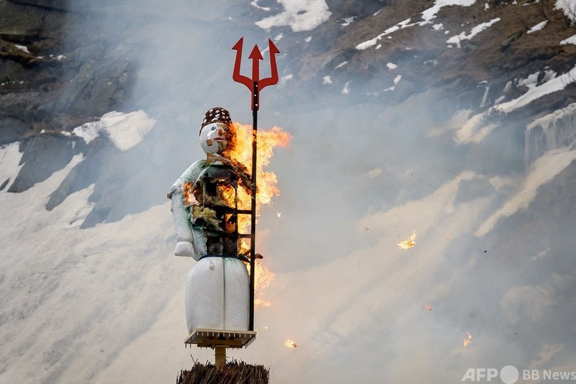 雪だるま人形 を吹き飛ばせ スイスの春祭り 写真17枚 国際ニュース Afpbb News
