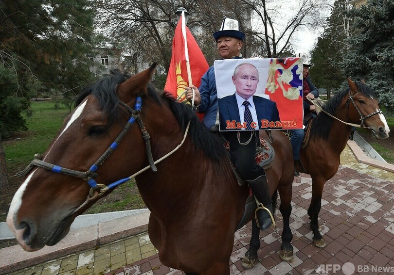 キルギスでロシア支持デモ