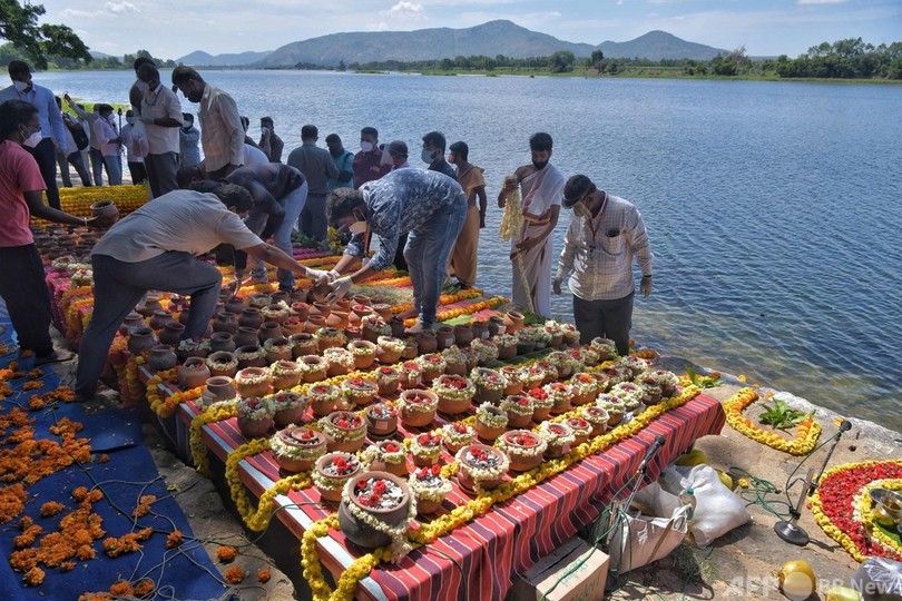 引き取り手のない遺骨が1200柱…コロナ死者の合同水葬 インド