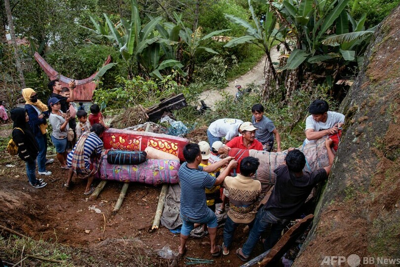 インドネシアの「マネネ」 先祖のミイラ清める伝統儀式