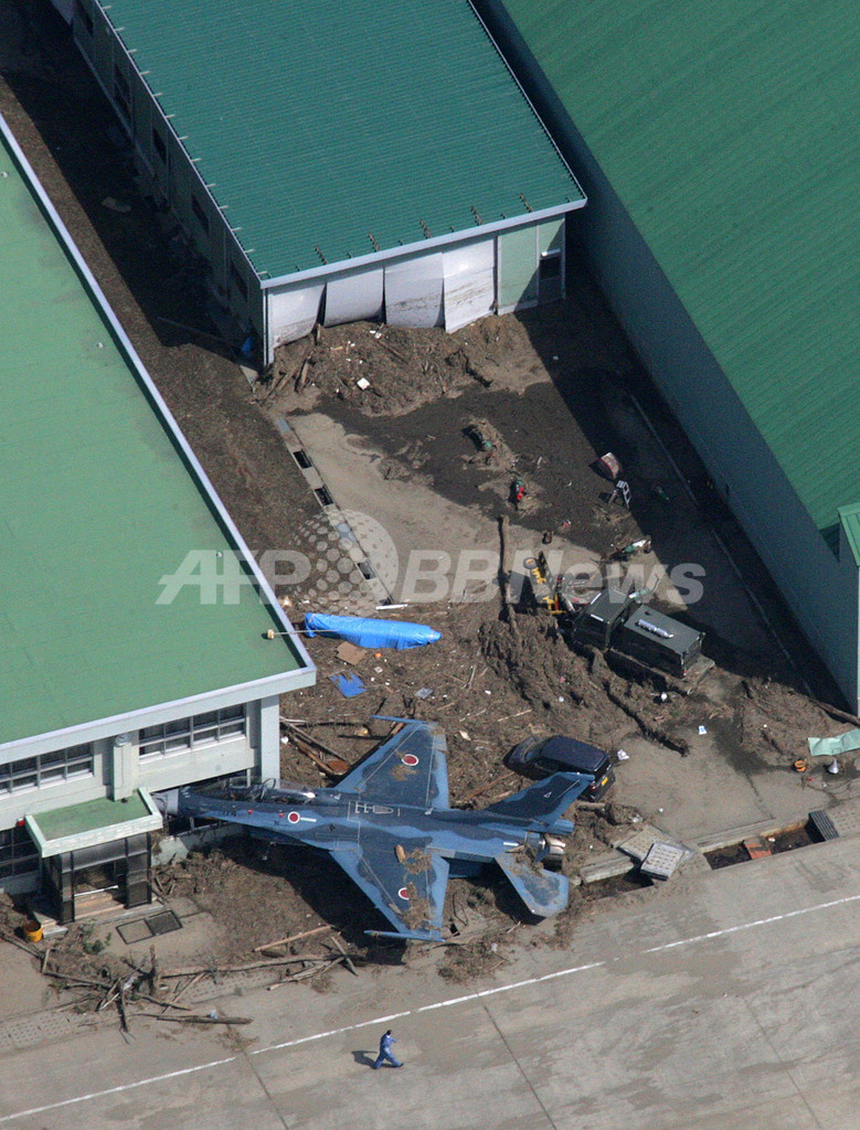 津波に流された空自f2支援戦闘機 宮城県 写真3枚 国際ニュース Afpbb News