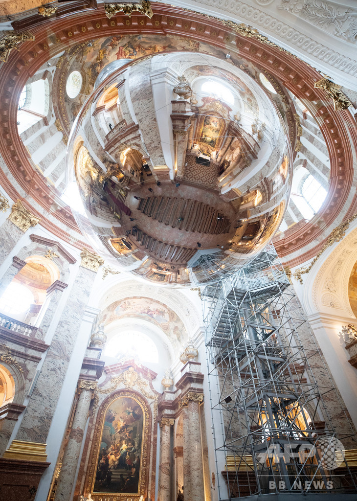 教会に浮かぶ巨大な球体、オーストリア・ウィーンで展示