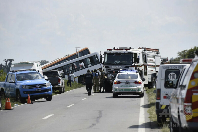 満員のバス同士が正面衝突、13人死亡 アルゼンチン