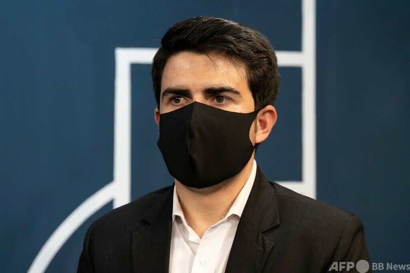 女性キャスターの顔覆うよう命じたタリバンに抗議、男性司会者がマスク着用