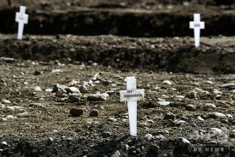 ミラノに並ぶ小さな十字架 引き取り手のない遺体が眠る場所