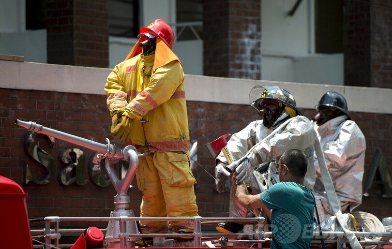 ブタの丸焼きが街を練り歩く、比マニラ