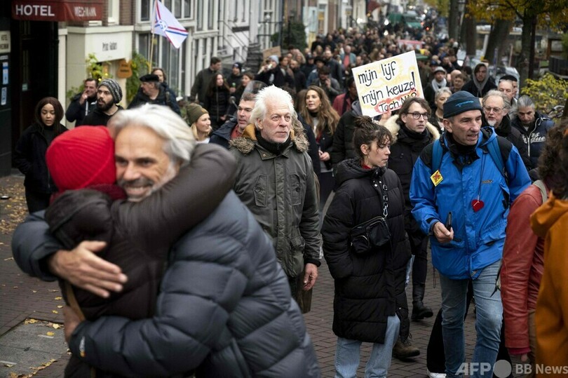 欧州各地で抗議デモ コロナ感染再拡大で規制強化
