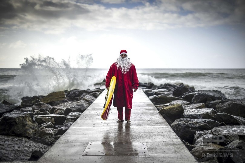 サンタがサーフィン 立ち乗りオール流 写真22枚 国際ニュース Afpbb News