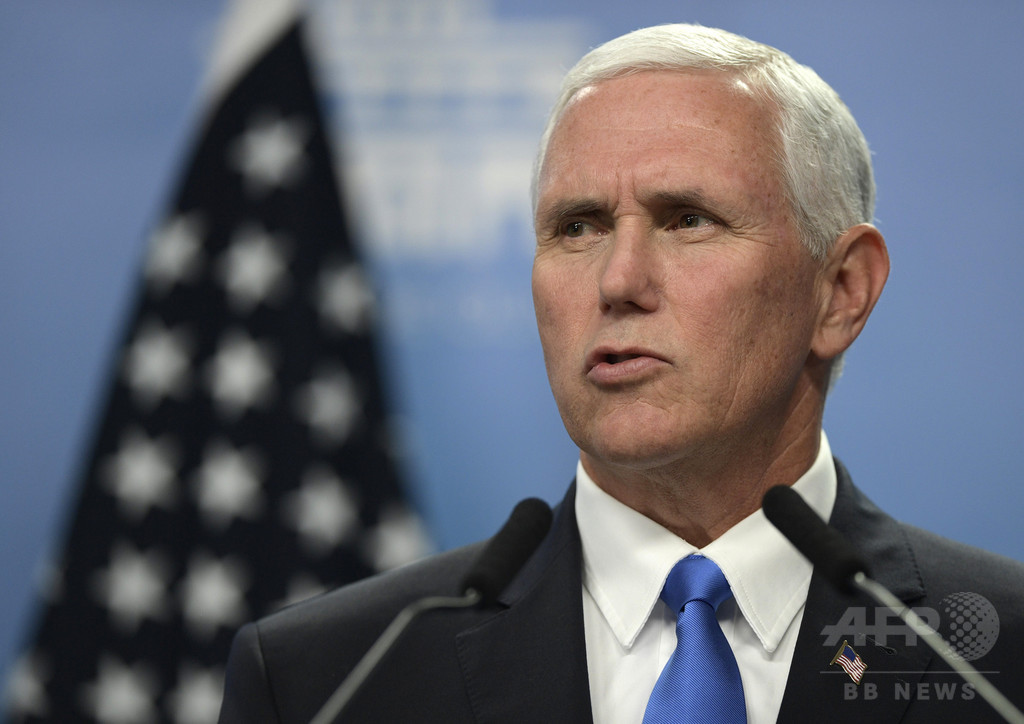国歌演奏中に膝つき、米副大統領がNFL観戦中断 国歌演奏中に膝つき、米副大統領がNFL観戦中断