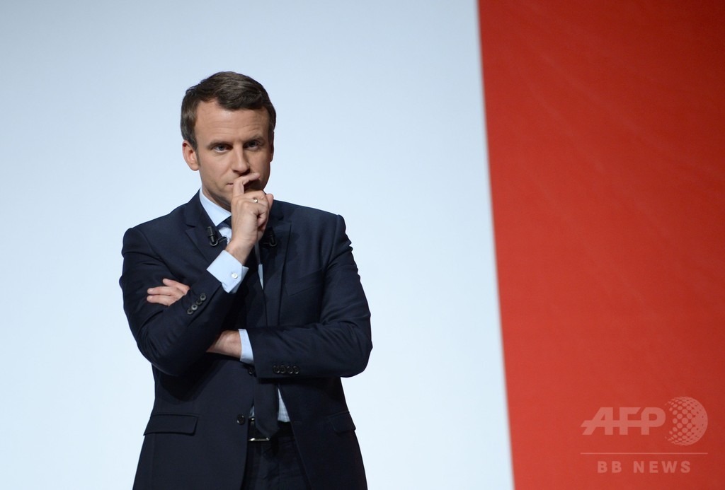 仏大統領選、マクロン氏支持の女性議員が応援演説中に倒れ死亡 仏大統領選、マクロン氏支持の女性議員が応援演説中に倒れ死亡