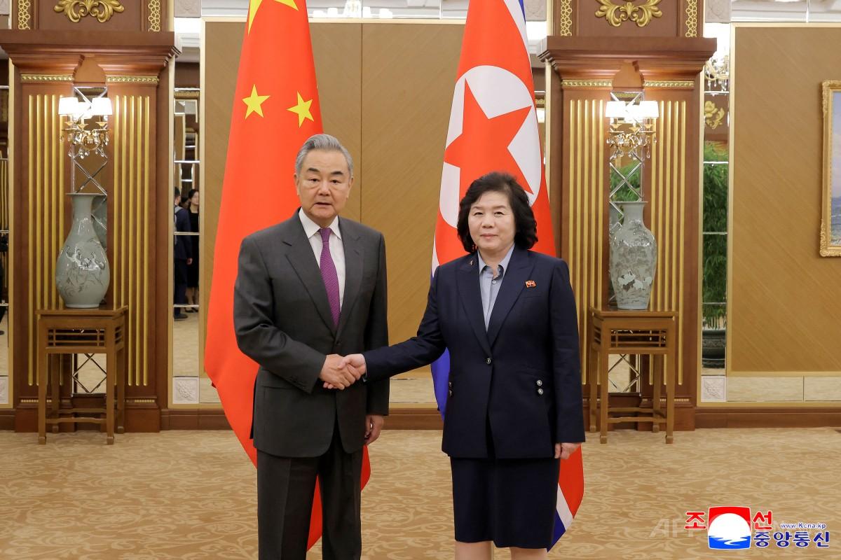 平壌訪問中の中国外相、北朝鮮に対する米国の圧力を非難 写真3枚 国際