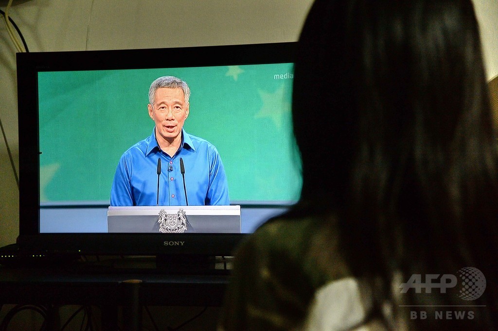 シンガポール首相が演説中に失神、会場騒然 側近「疲労と脱水症」 シンガポール首相が演説中に失神、会場騒然 側近「疲労と脱水症」