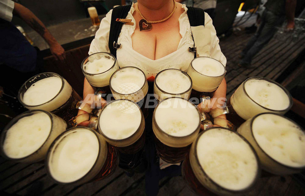 両手でジョッキ12個、ビール本場のプロの技 写真1枚 国際ニュース