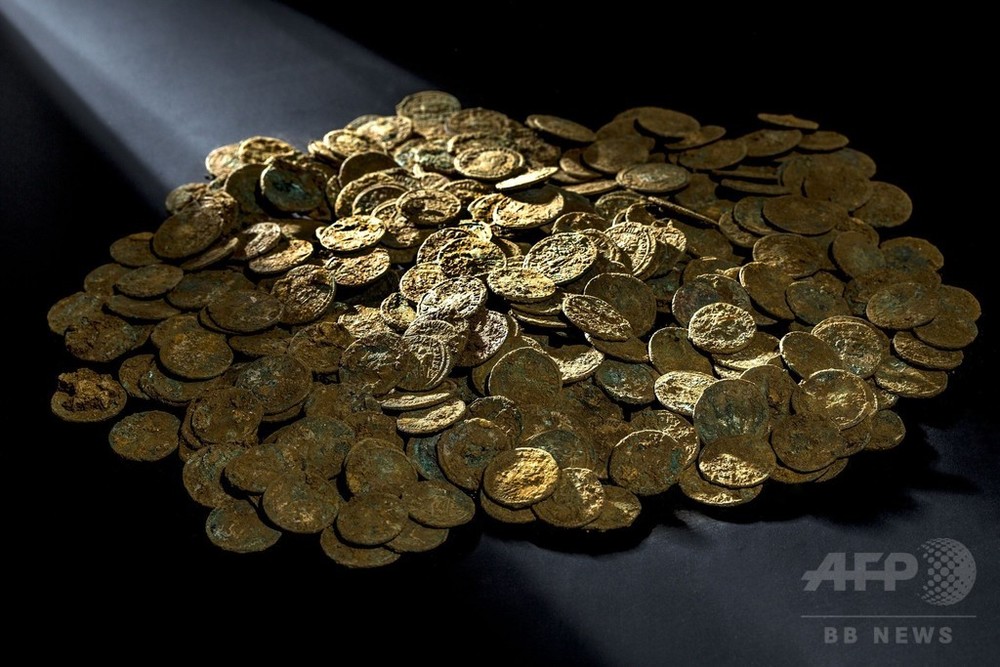 サクランボ果樹園から古代ローマ時代の硬貨4000枚、スイス 写真4枚