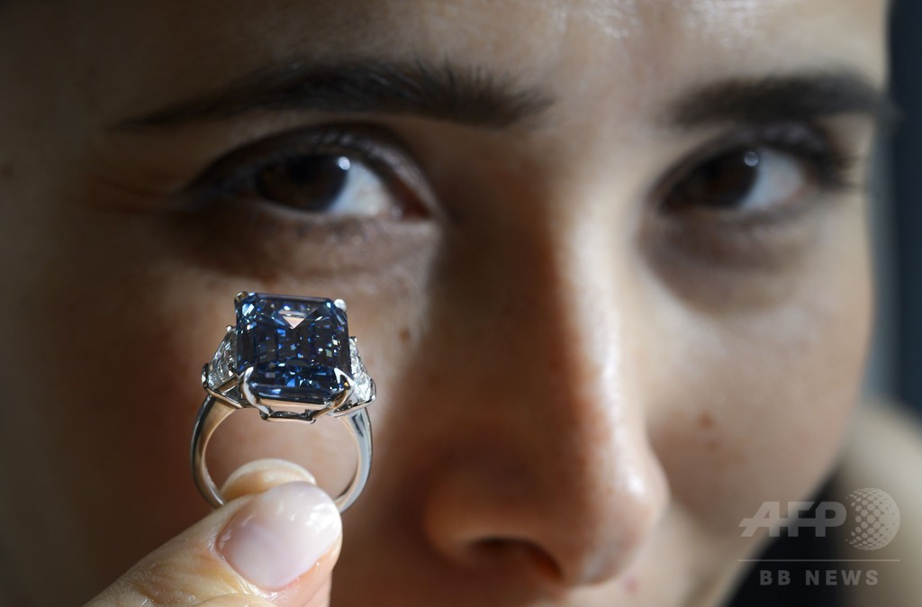 「オッペンハイマー・ブルー」ダイヤ、史上最高の63億円で落札 