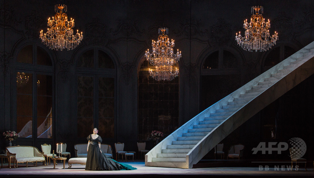 「ヴァレンティノ」によるオペラ「椿姫」にセレブ集結