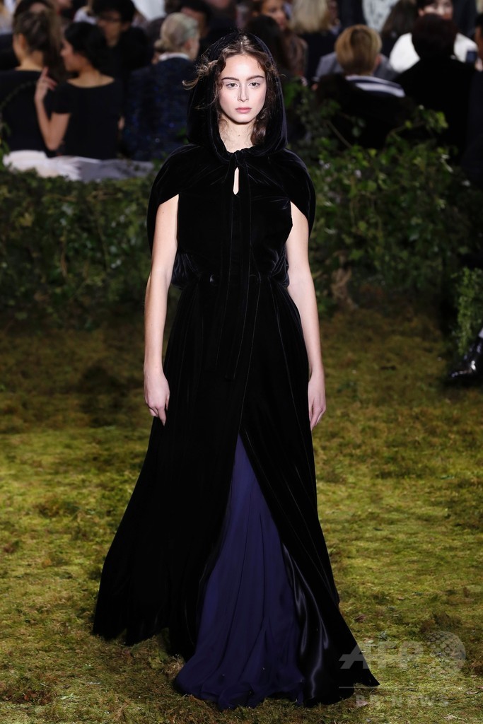 キウリによる初の「ディオール」オートクチュール、ファッション界から称賛