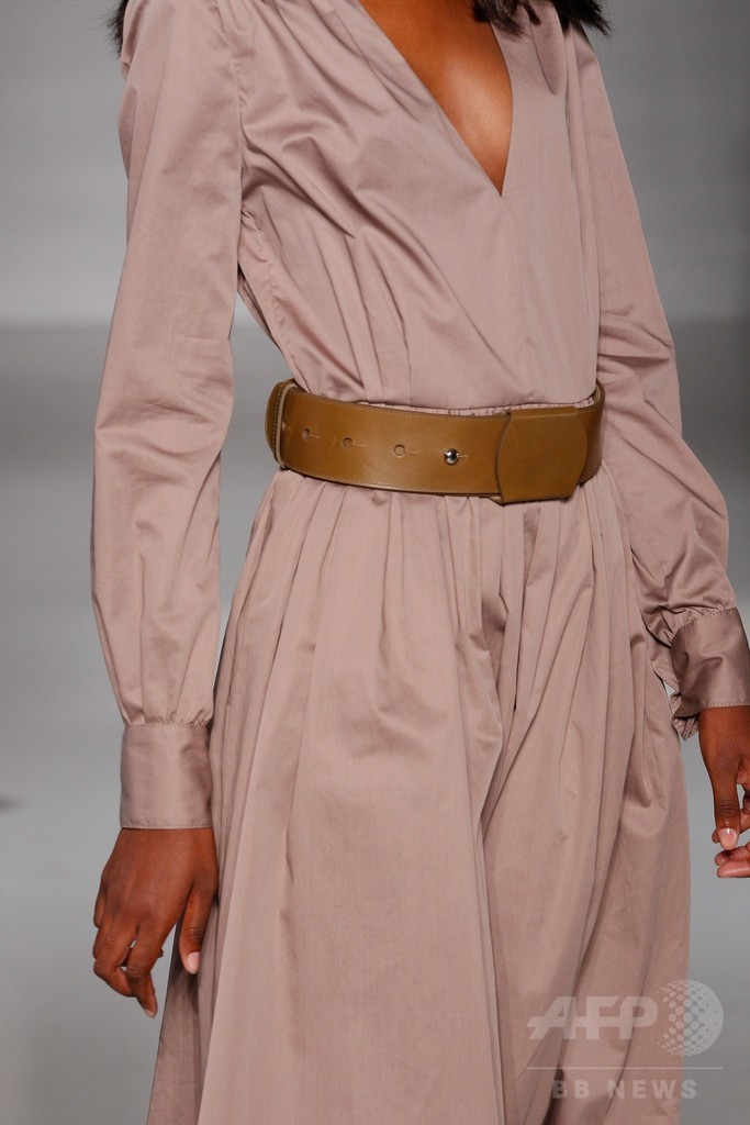 膝下丈のスカートでエレガントに、「ジル・スチュアート」15年春夏